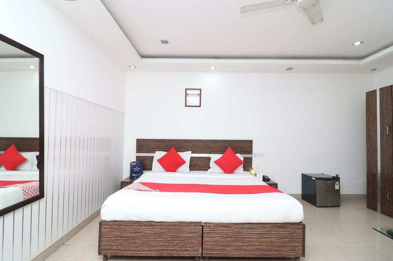 Oyo 10257 Hotel Lotus Park Гургаон Екстериор снимка